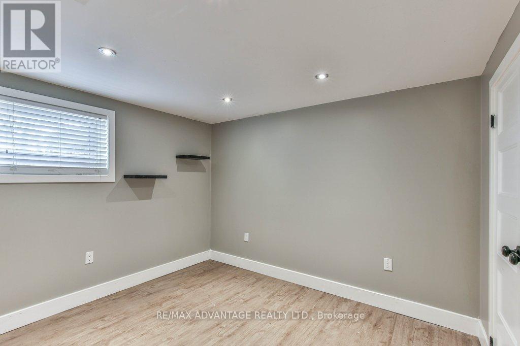 25 LAURENTIAN DRIVE S - 28