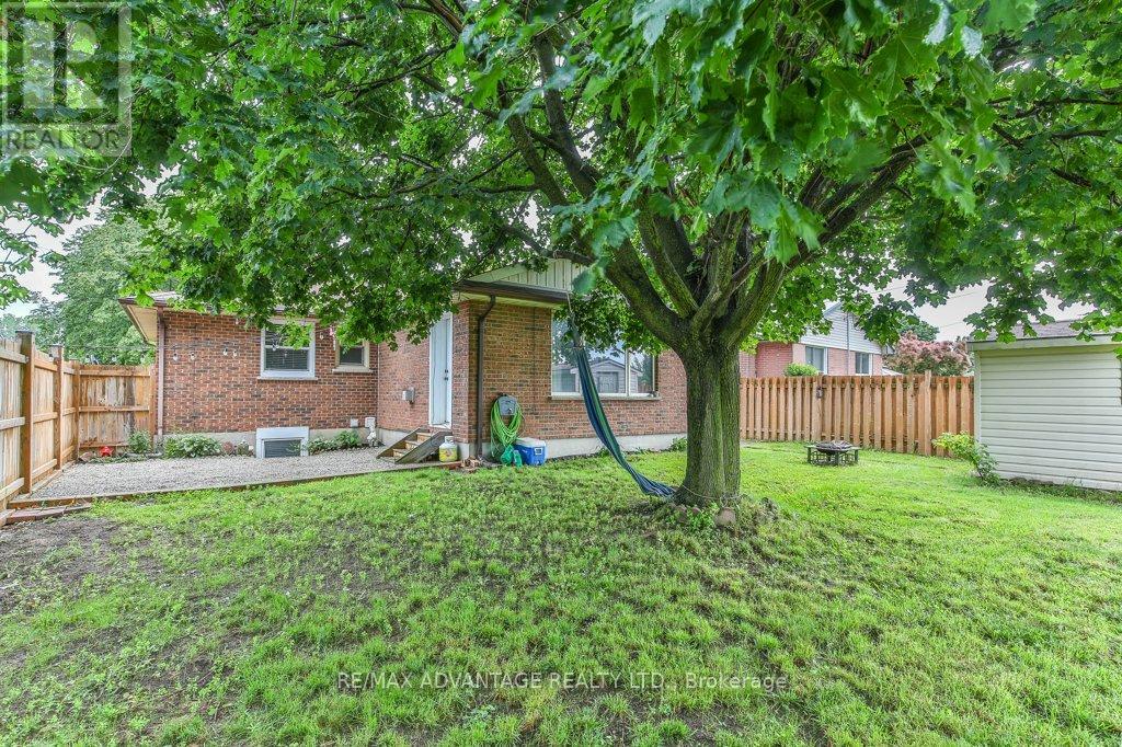 25 LAURENTIAN DRIVE S - 32