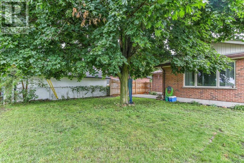 25 LAURENTIAN DRIVE S - 33