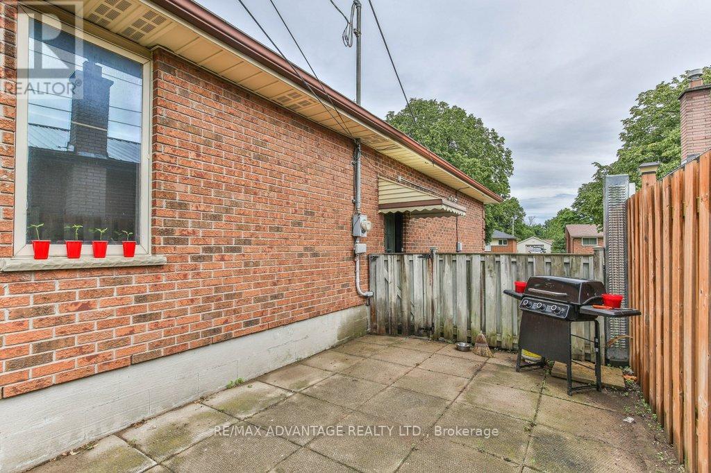 25 LAURENTIAN DRIVE S - 35