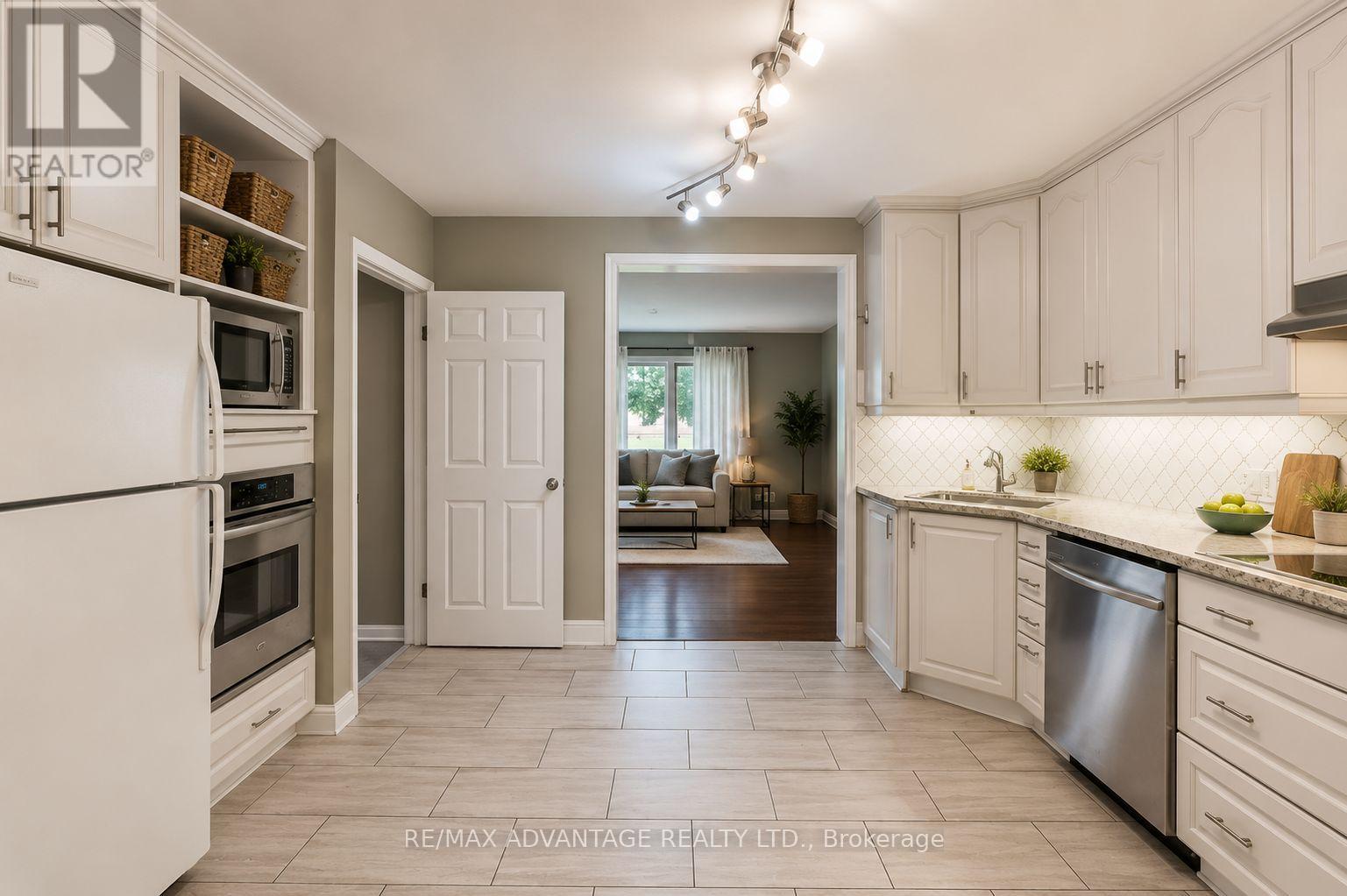 25 LAURENTIAN DRIVE S - 5