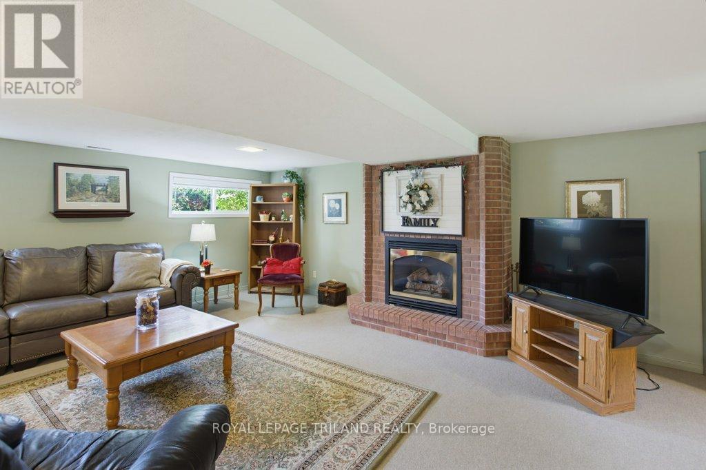 5 WARREN CRESCENT - 27