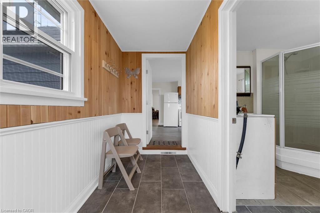 87 MUD Street E - 4