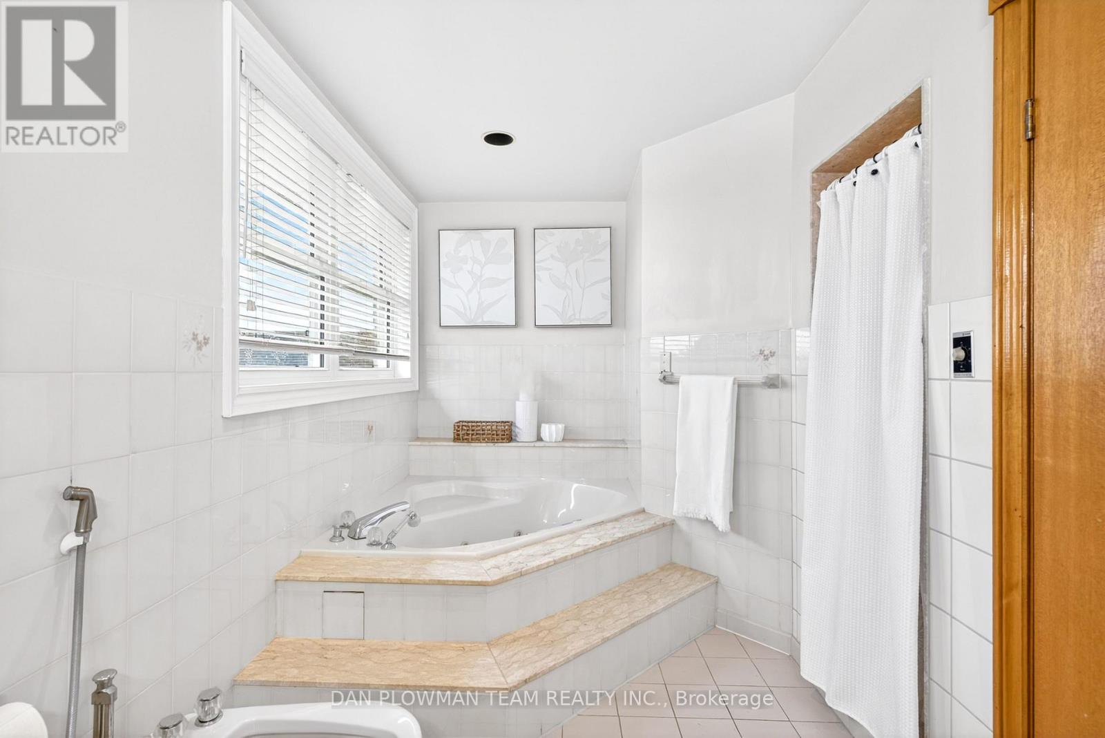 357 POWELL ROAD - 25
