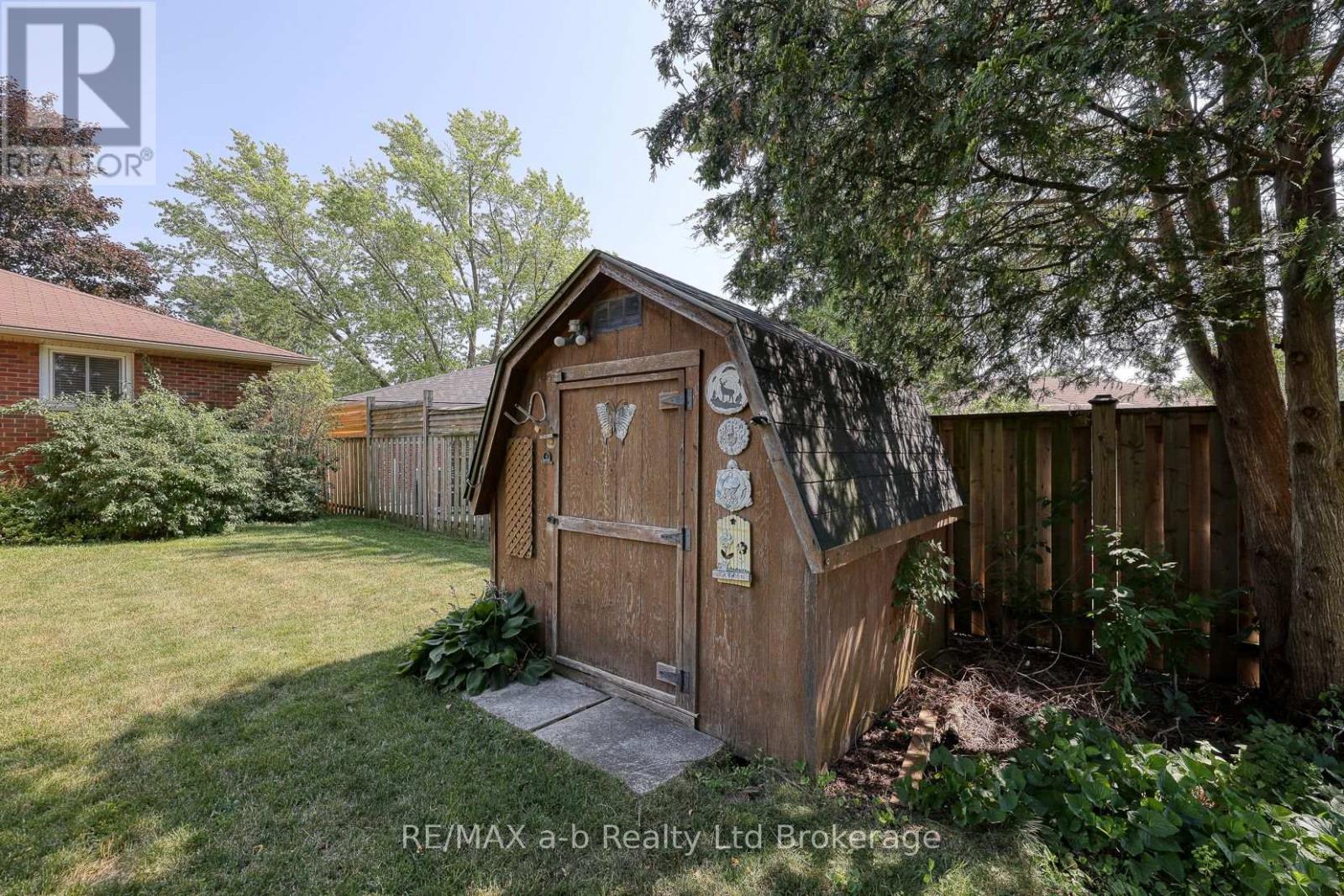 18 CHISHOLM DRIVE - 11