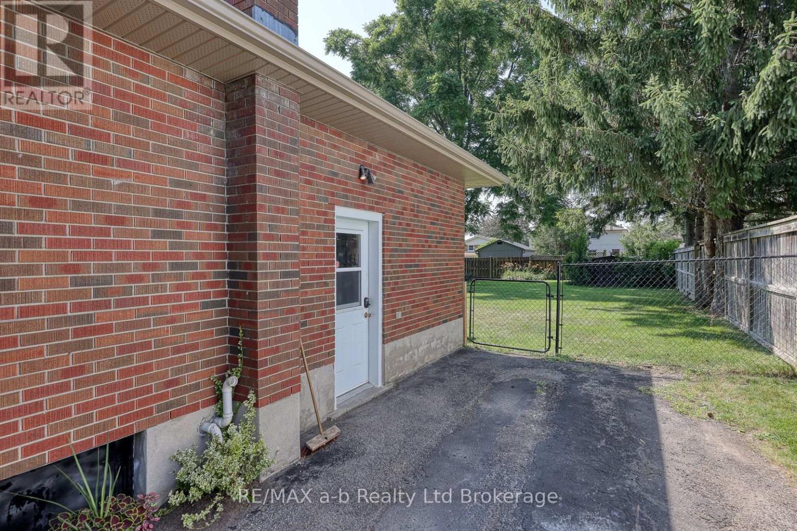 18 CHISHOLM DRIVE - 17