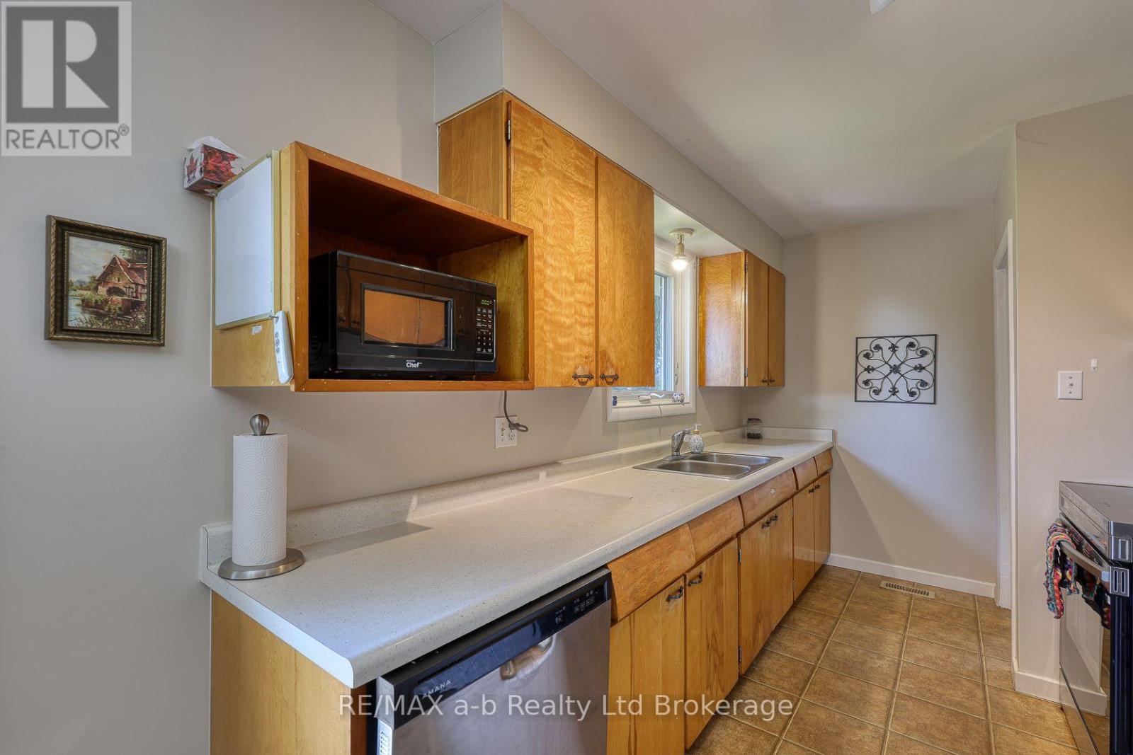 18 CHISHOLM DRIVE - 27