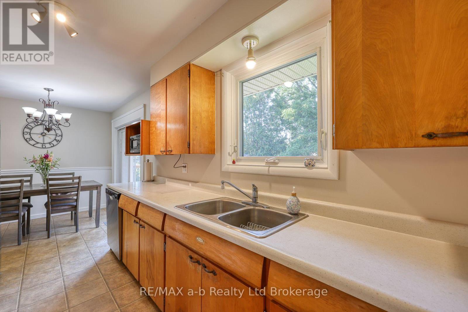 18 CHISHOLM DRIVE - 28