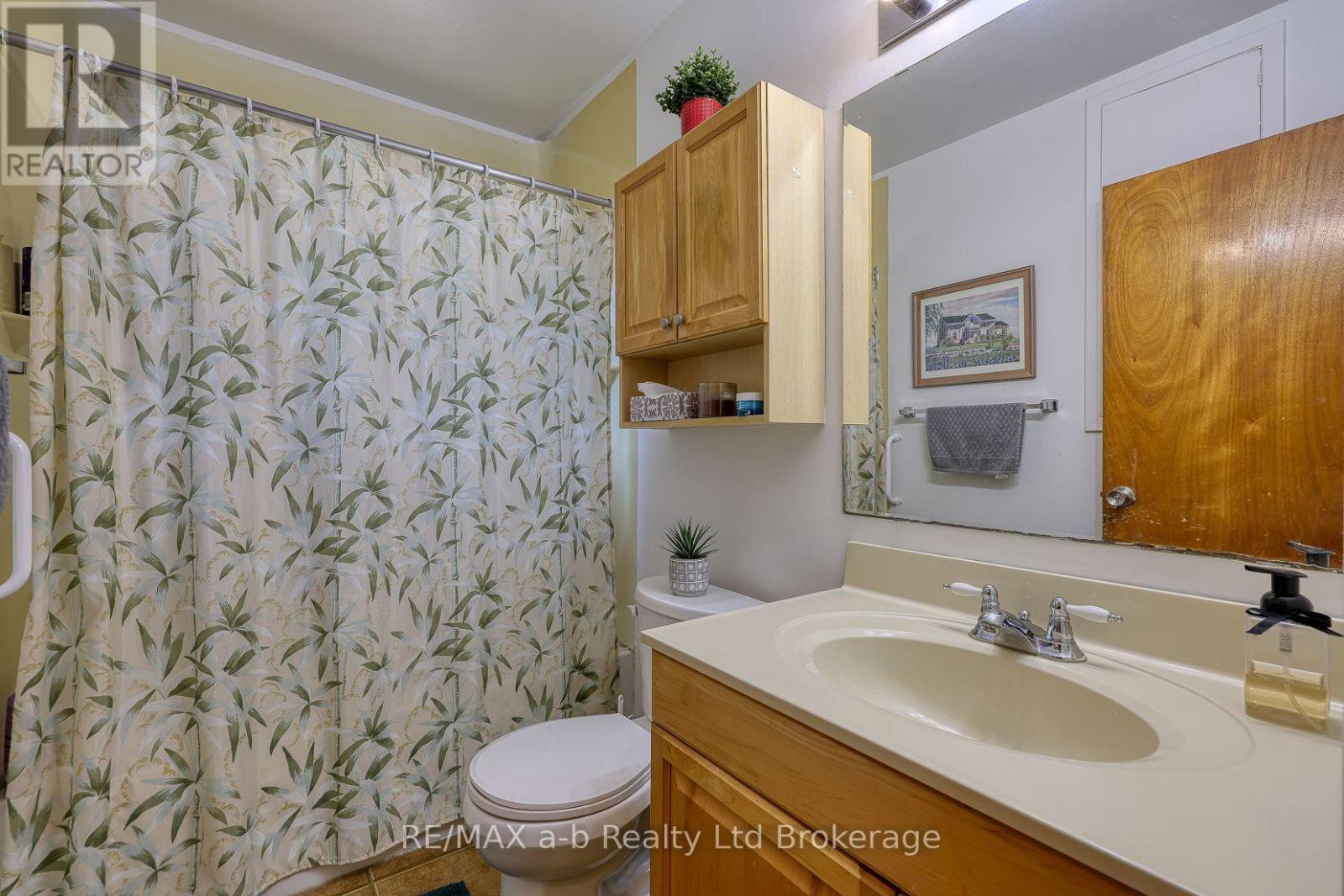 18 CHISHOLM DRIVE - 33