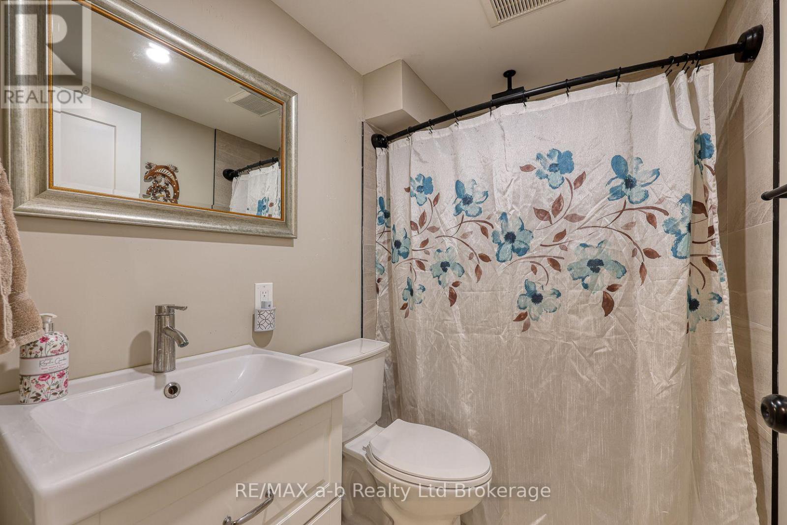18 CHISHOLM DRIVE - 37