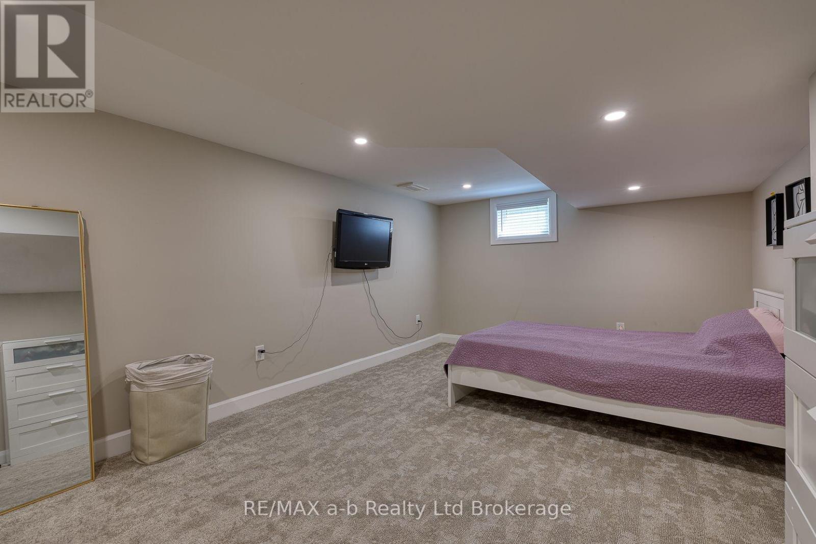 18 CHISHOLM DRIVE - 38