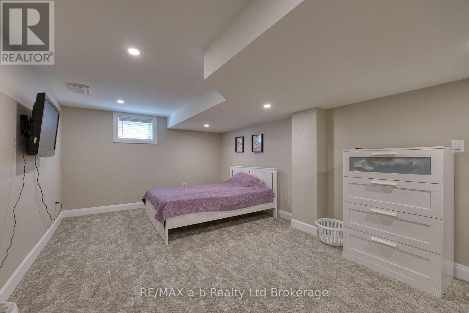 18 CHISHOLM DRIVE - 39