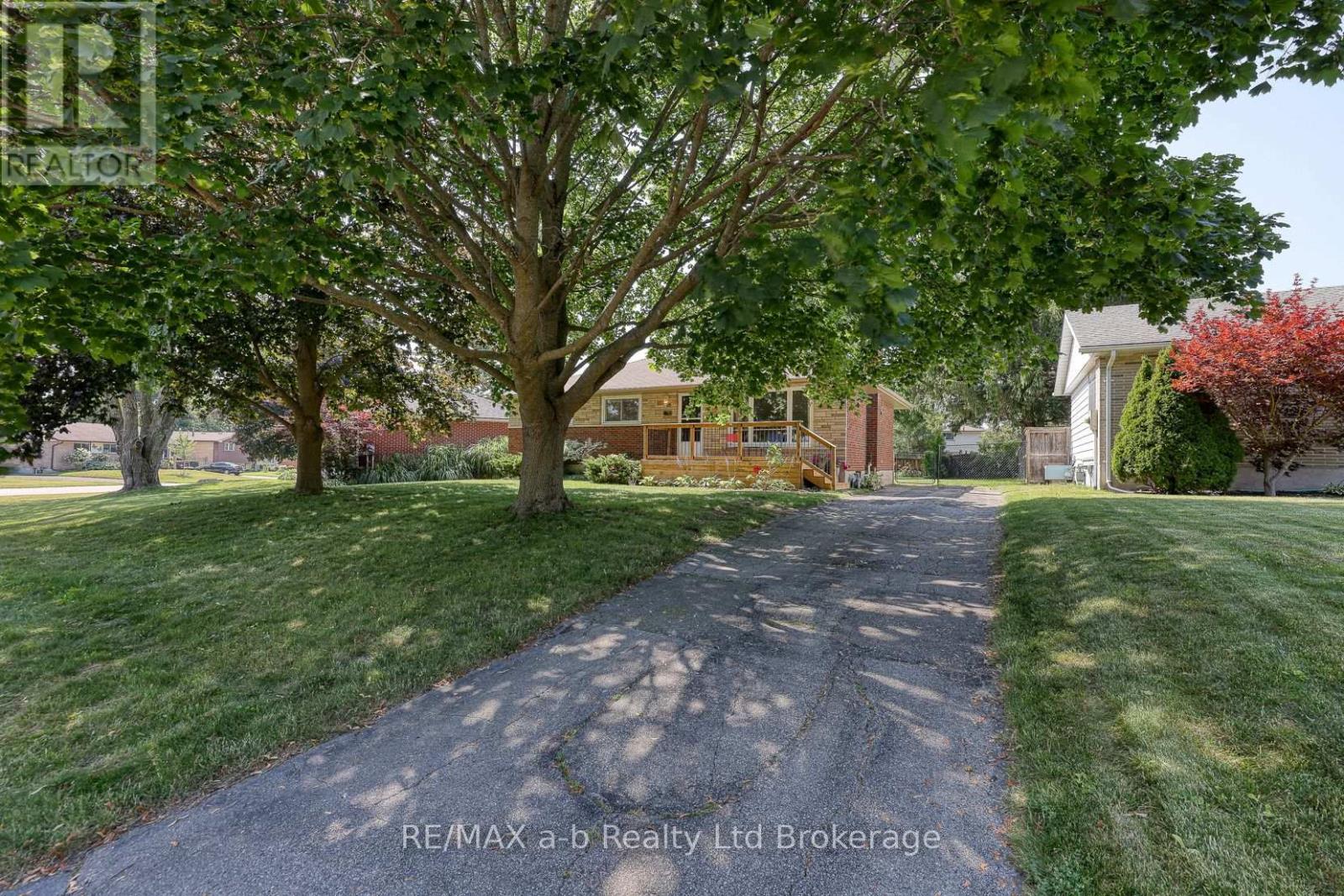18 CHISHOLM DRIVE - 44