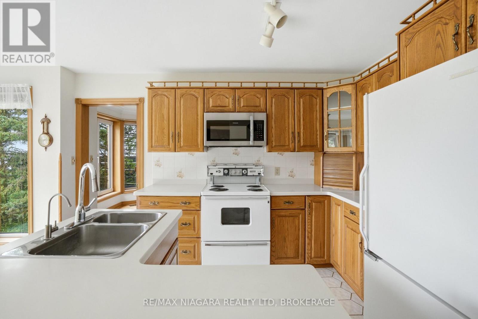 599 LAKESHORE ROAD E - 10