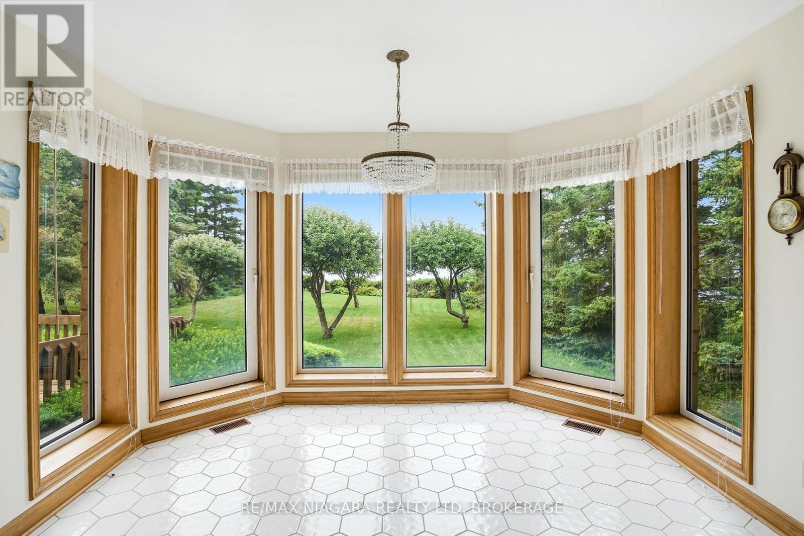 599 LAKESHORE ROAD E - 11