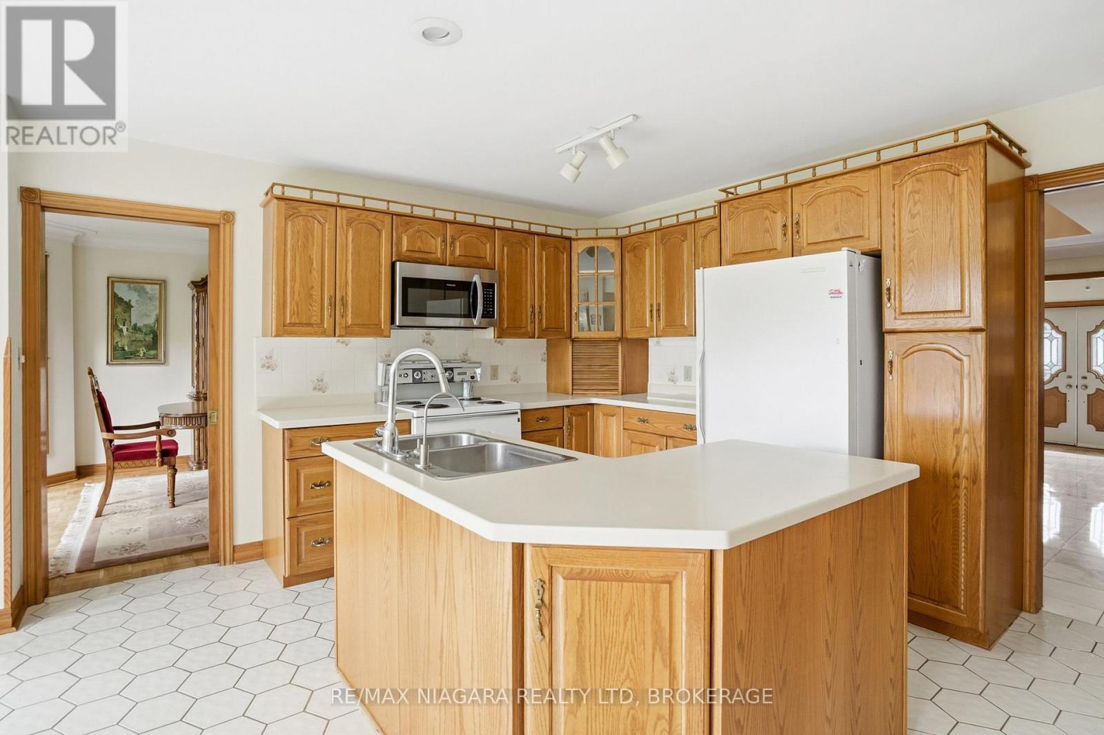 599 LAKESHORE ROAD E - 12