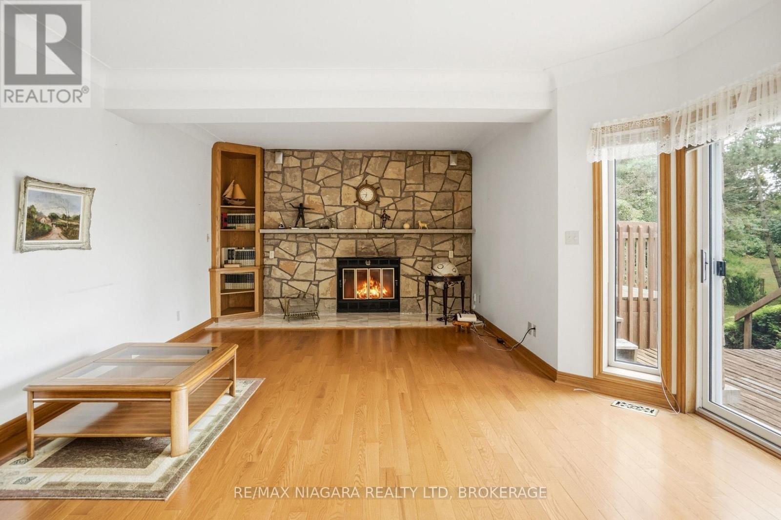 599 LAKESHORE ROAD E - 13