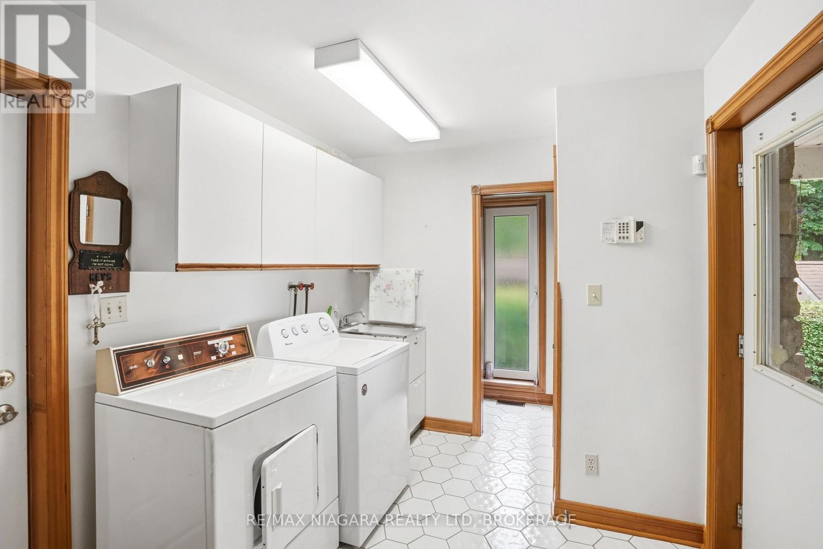 599 LAKESHORE ROAD E - 22