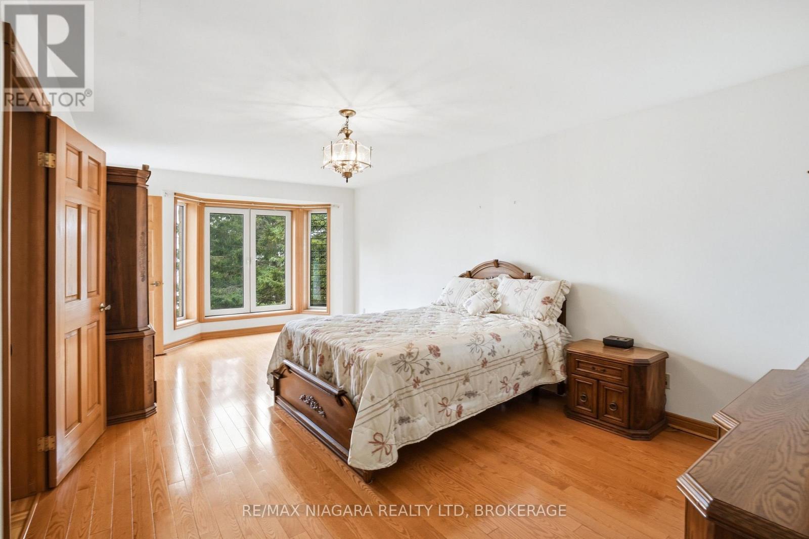 599 LAKESHORE ROAD E - 34