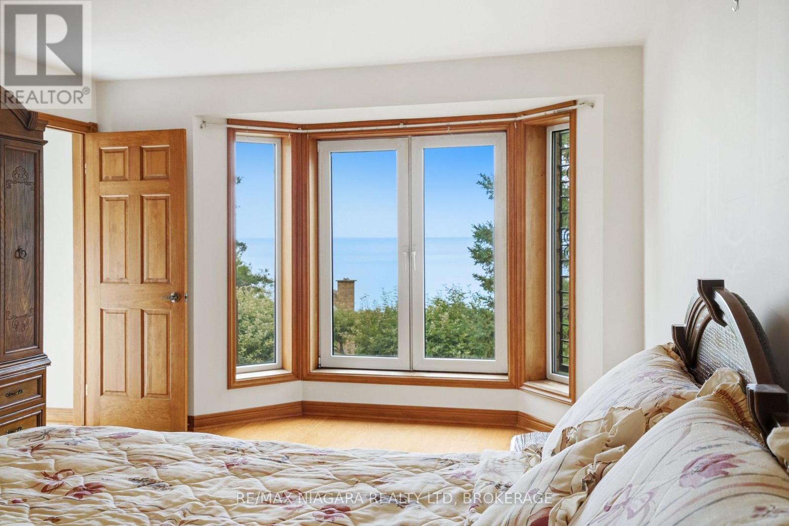 599 LAKESHORE ROAD E - 35