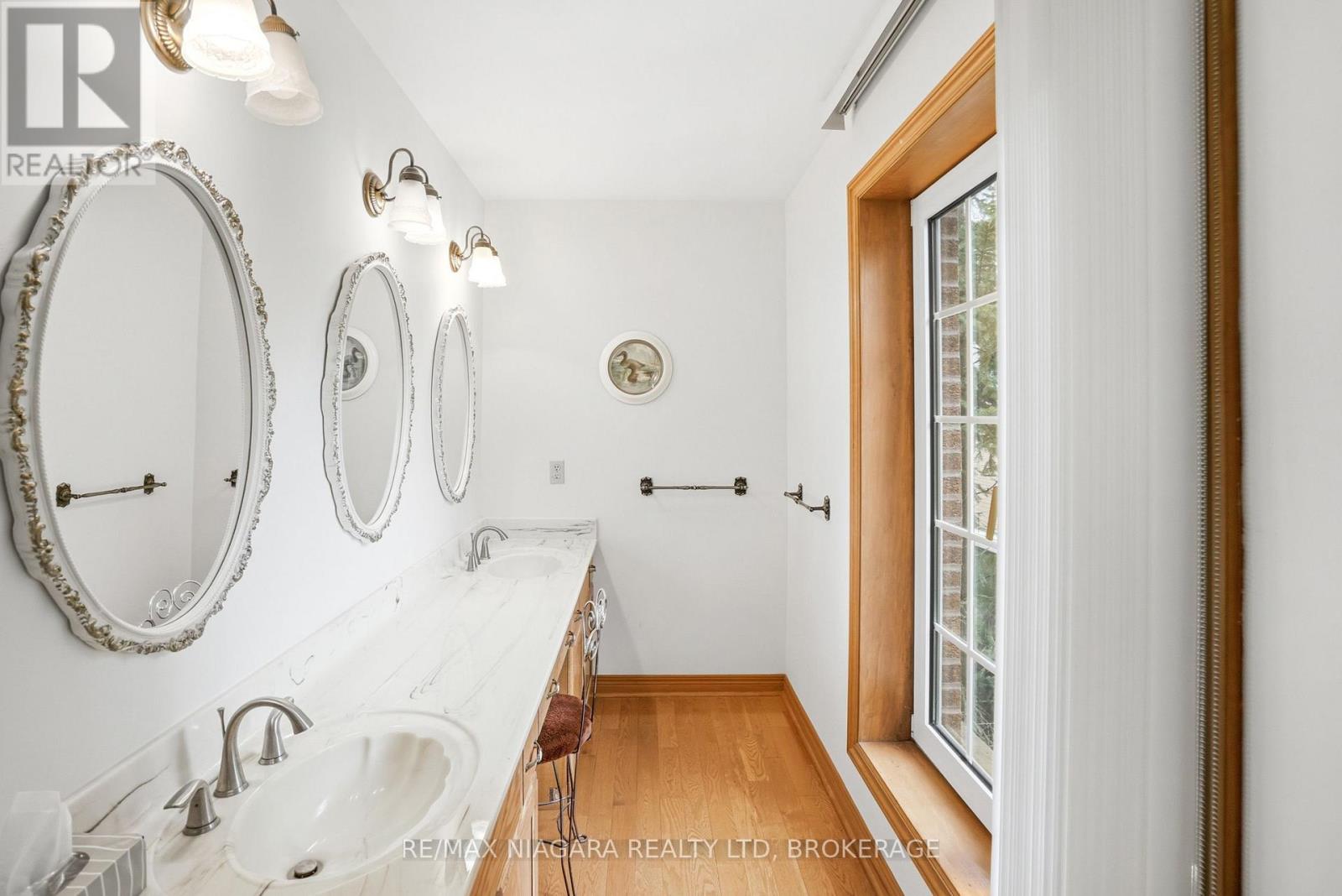 599 LAKESHORE ROAD E - 36