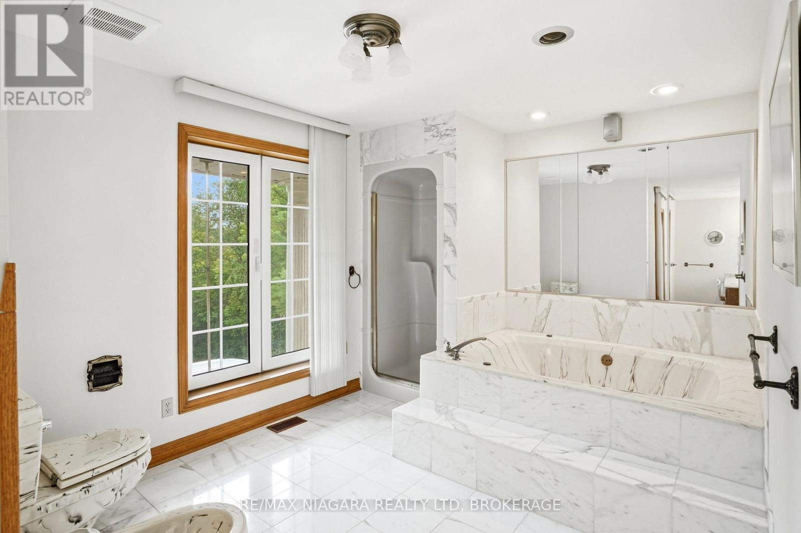 599 LAKESHORE ROAD E - 37