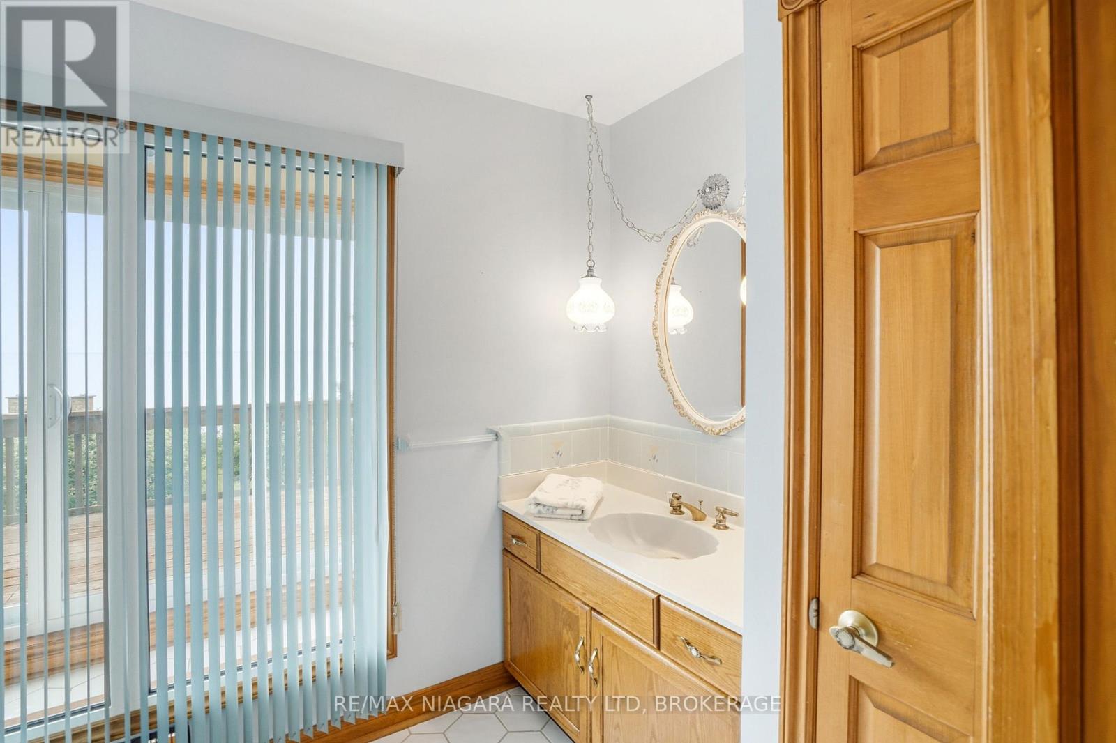 599 LAKESHORE ROAD E - 38