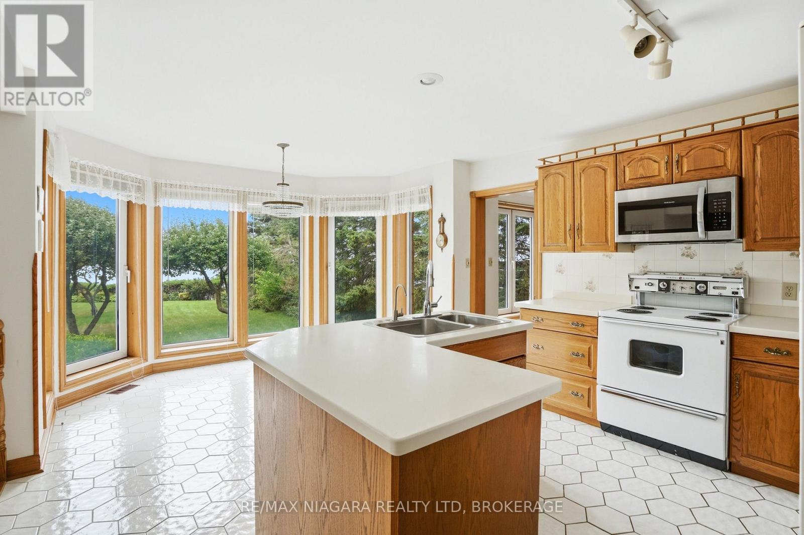 599 LAKESHORE ROAD E - 9