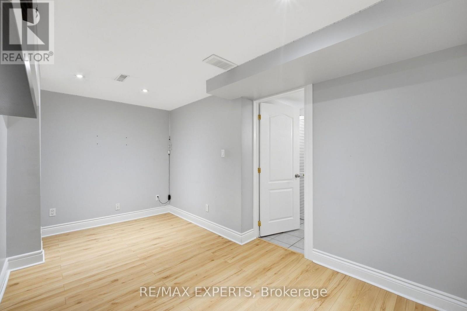 80 TANIA CRESCENT - 32
