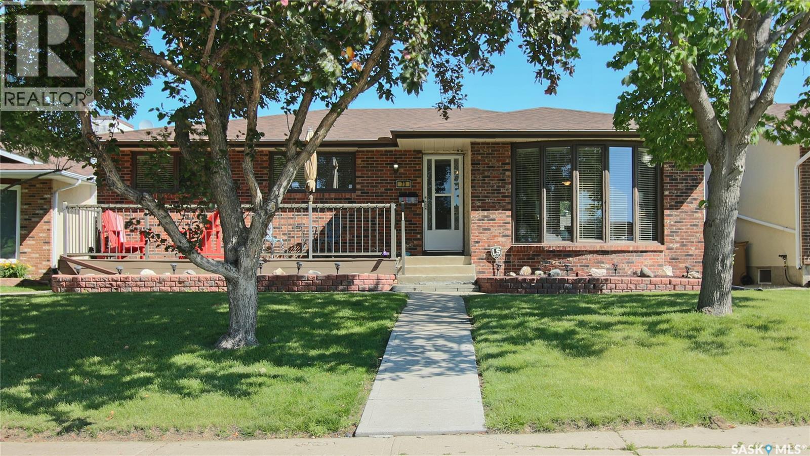 70 Hawkes AVENUE - 1