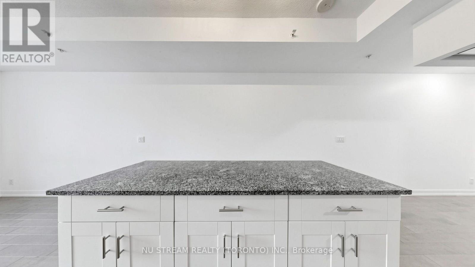 #708 10 WILLISON SQUARE - 15