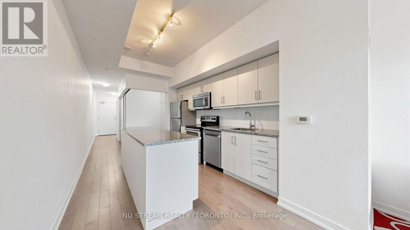 #708 10 WILLISON SQUARE - Image 11