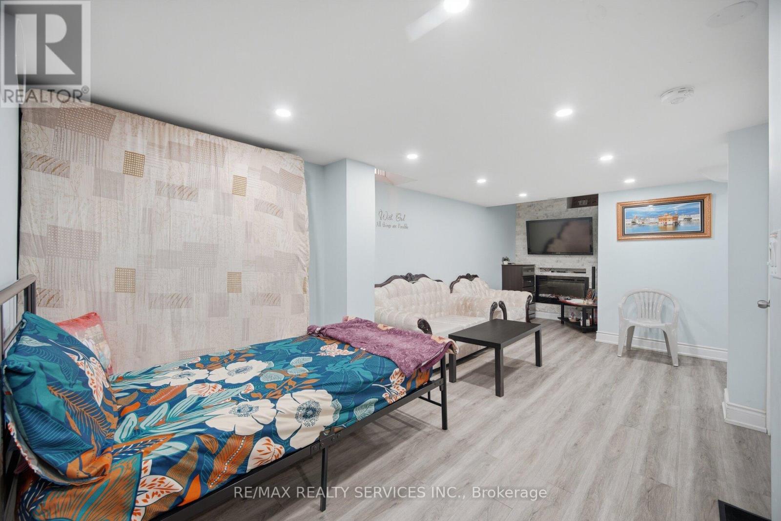 44 BRAMBIRCH CRESCENT - 31