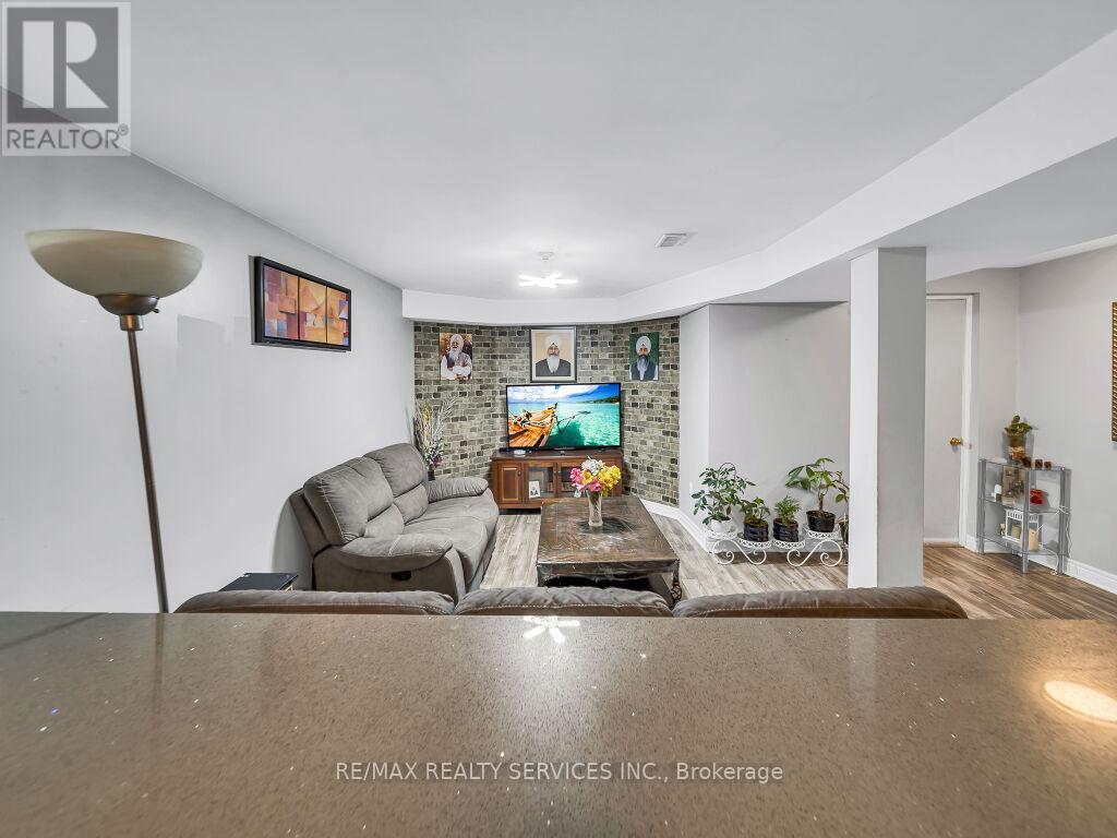 122 DELLS CRESCENT - 35