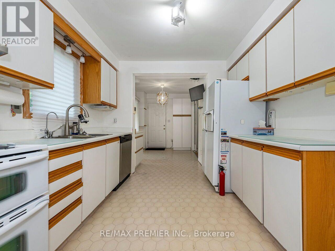 28 EMELINE STREET - 11