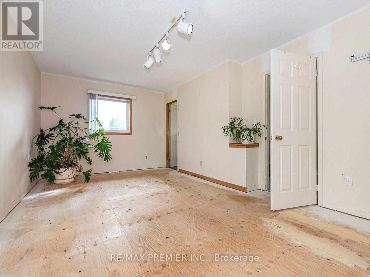 28 EMELINE STREET - 25