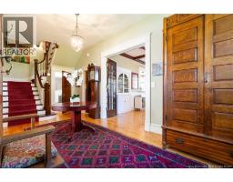 grand entarbce hallway, excellant for entertaining