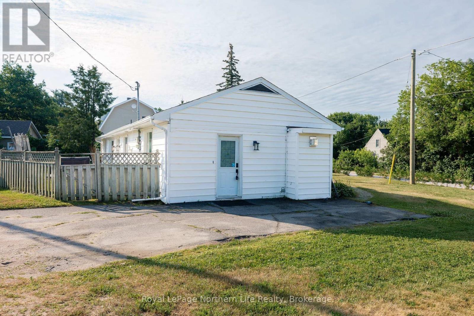840 MCLAREN STREET - 3