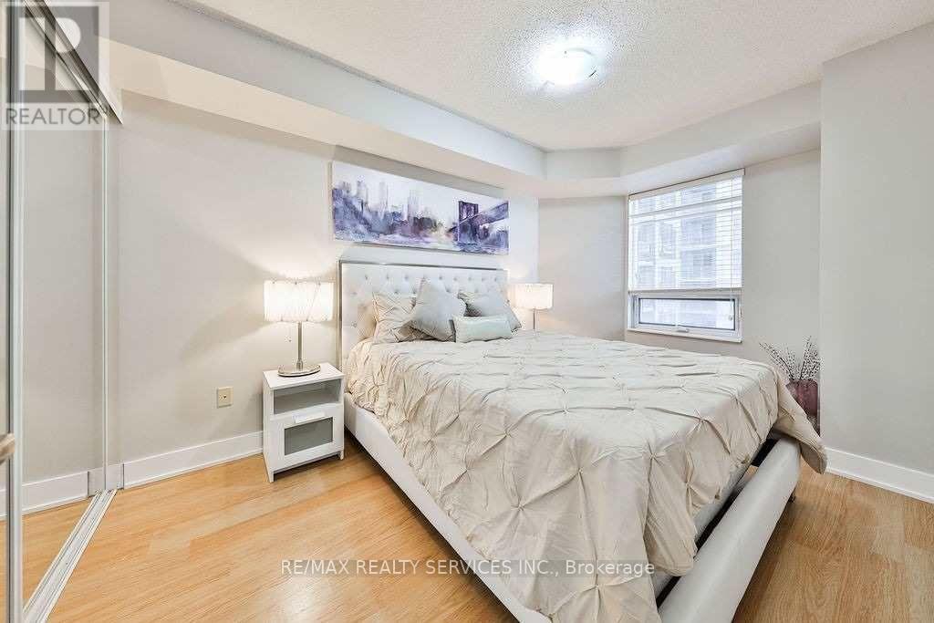 #902 20 BLUE JAYS WAY - 15