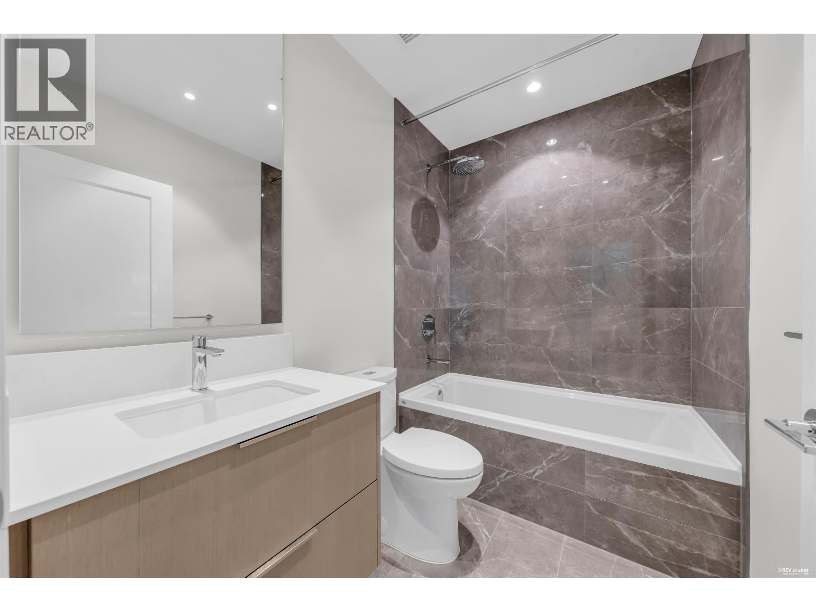 2101 128 W 15TH STREET, North Vancouver