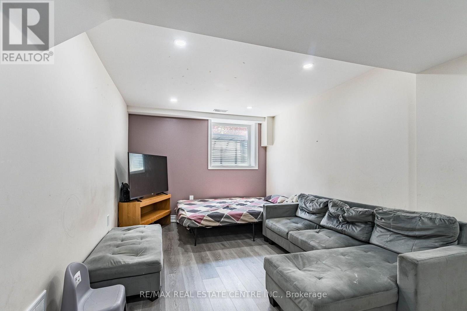 22 RED ASH COURT - 41