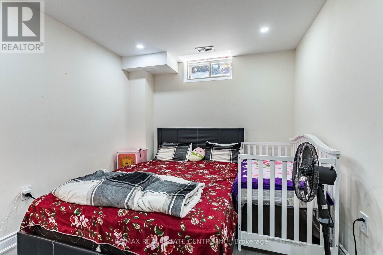 22 RED ASH COURT - 44