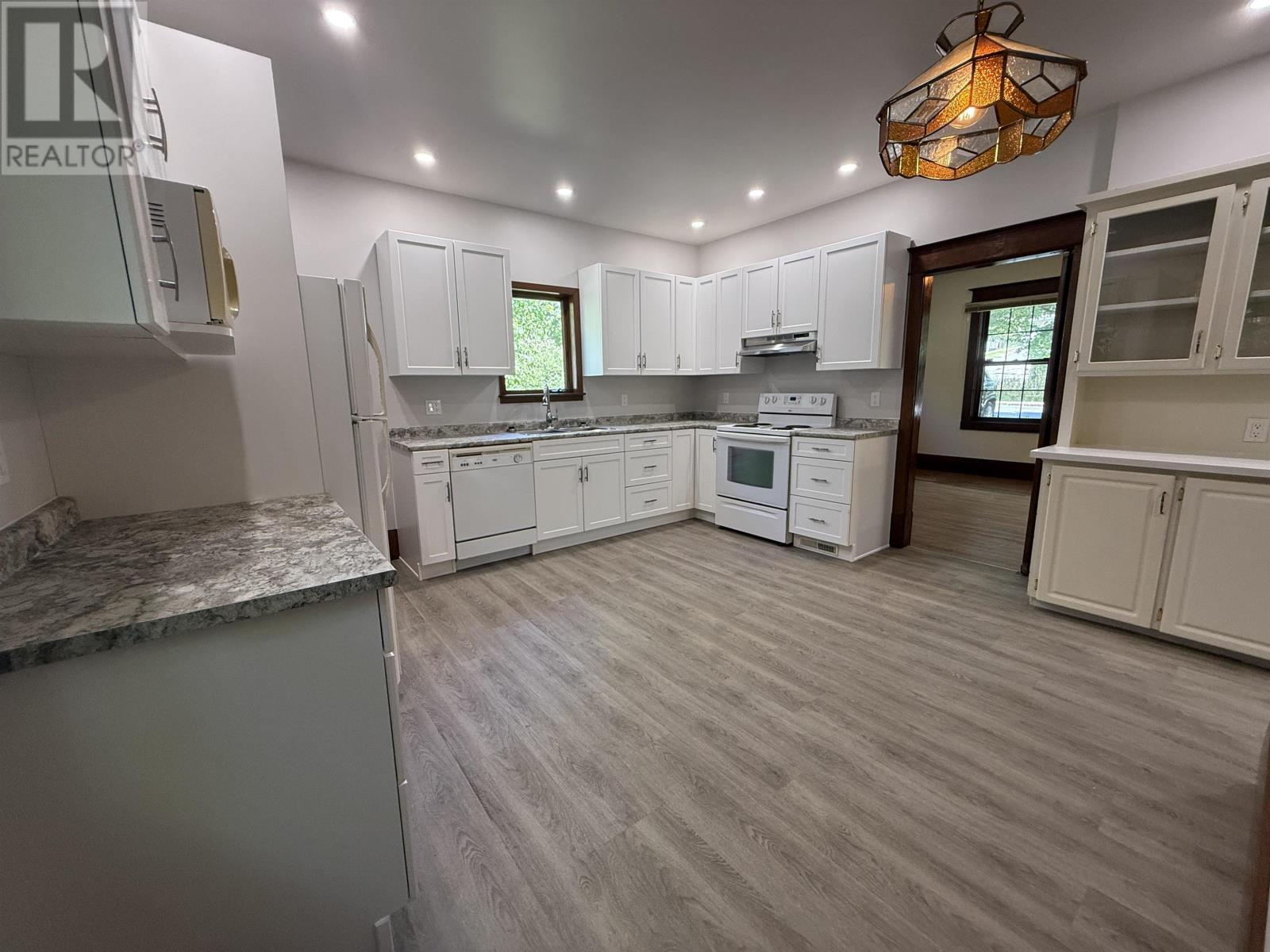 214 Matheson St N - 10