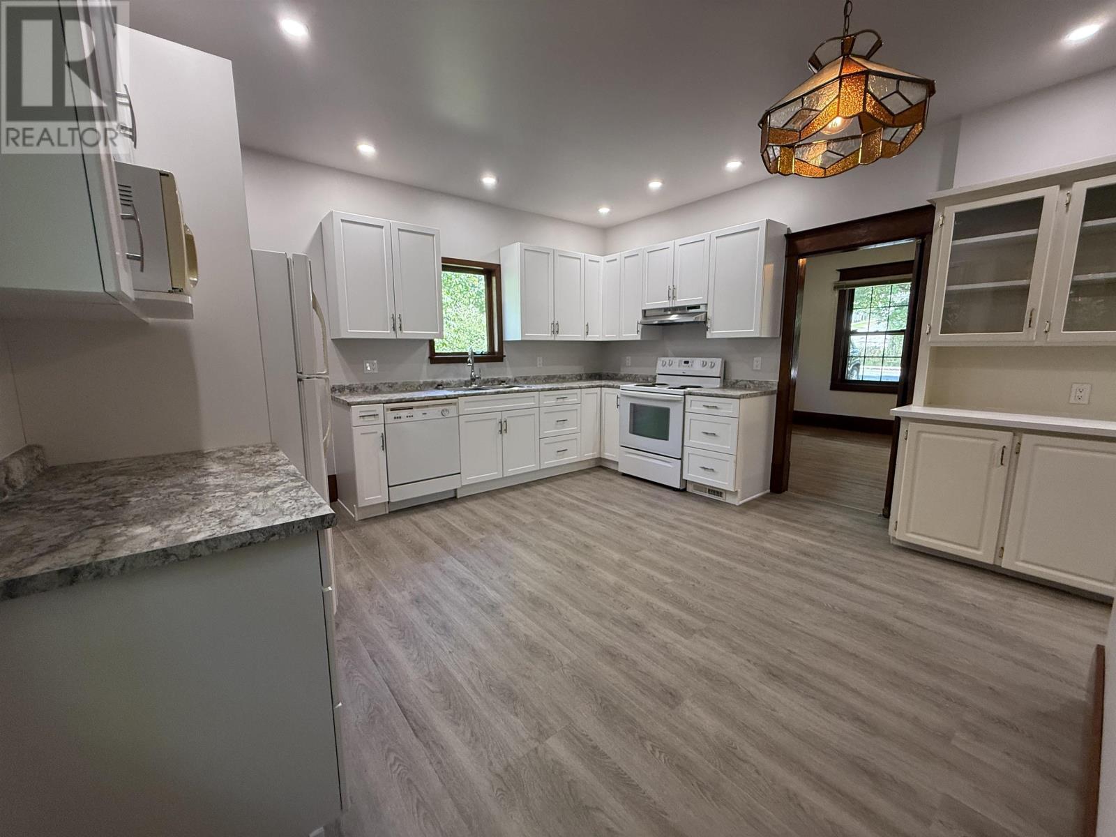 214 Matheson St N - 12