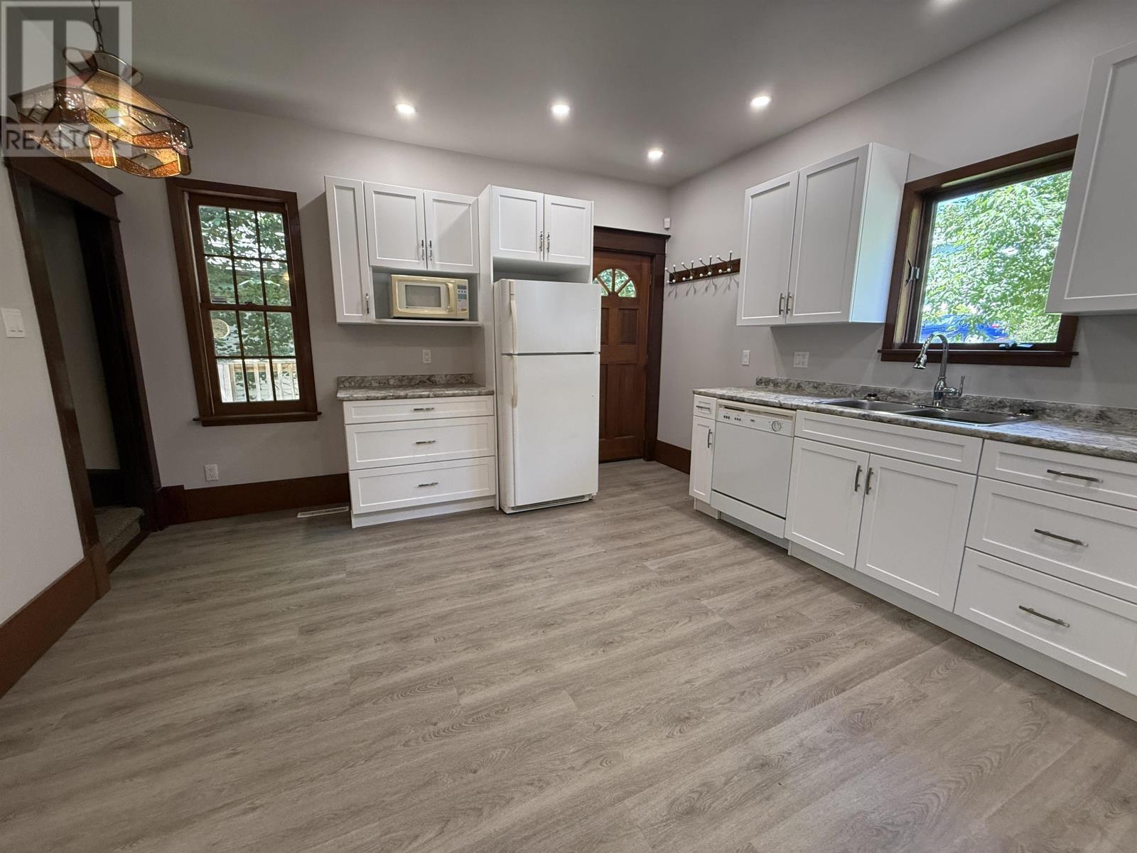 214 Matheson St N - 11