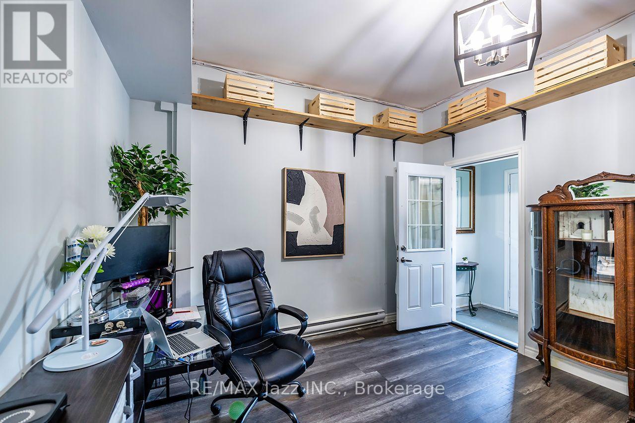 15 TOWNLINE ROAD S - 15