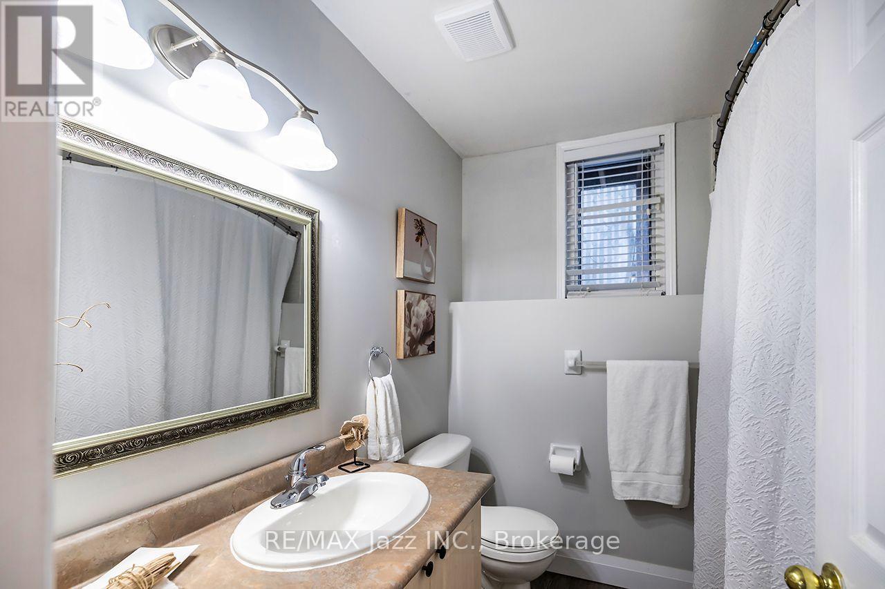 15 TOWNLINE ROAD S - 23