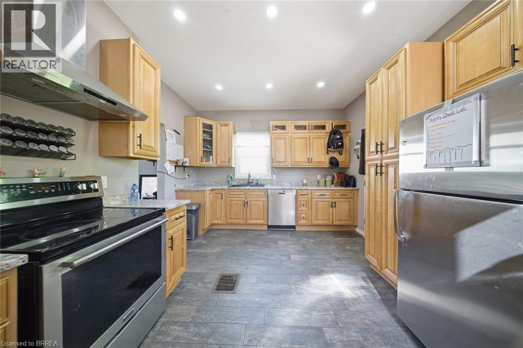 816 COLBORNE Street E - 22