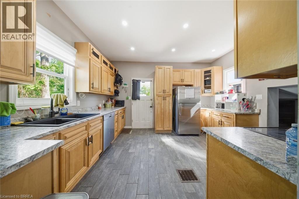 816 COLBORNE Street E - 18