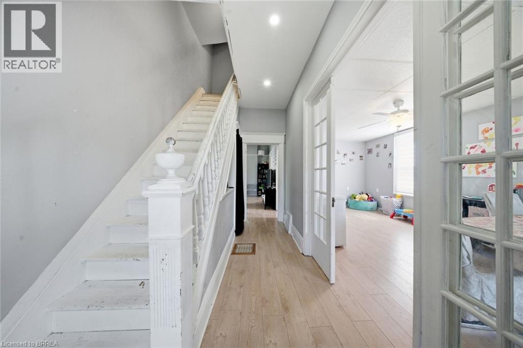 816 COLBORNE Street E - 15